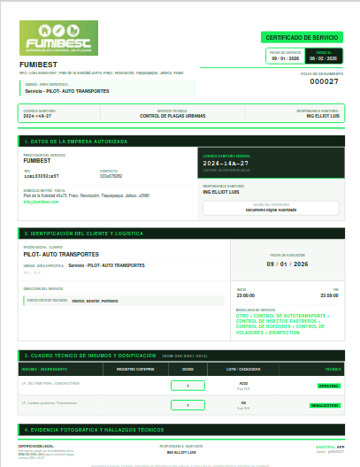 Escritorio saturado con reportes en papel y sellos